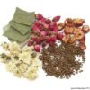 TISANE MINCE & BELLE touche de thé Boules artisanales de thé vert enroulant une ou plusieurs fleurs, à infuser dans de grands verres pour un moment poétique et visuel. Ex. : Fleurs de thé (génériques), assortiments de 4 à 20 pièces